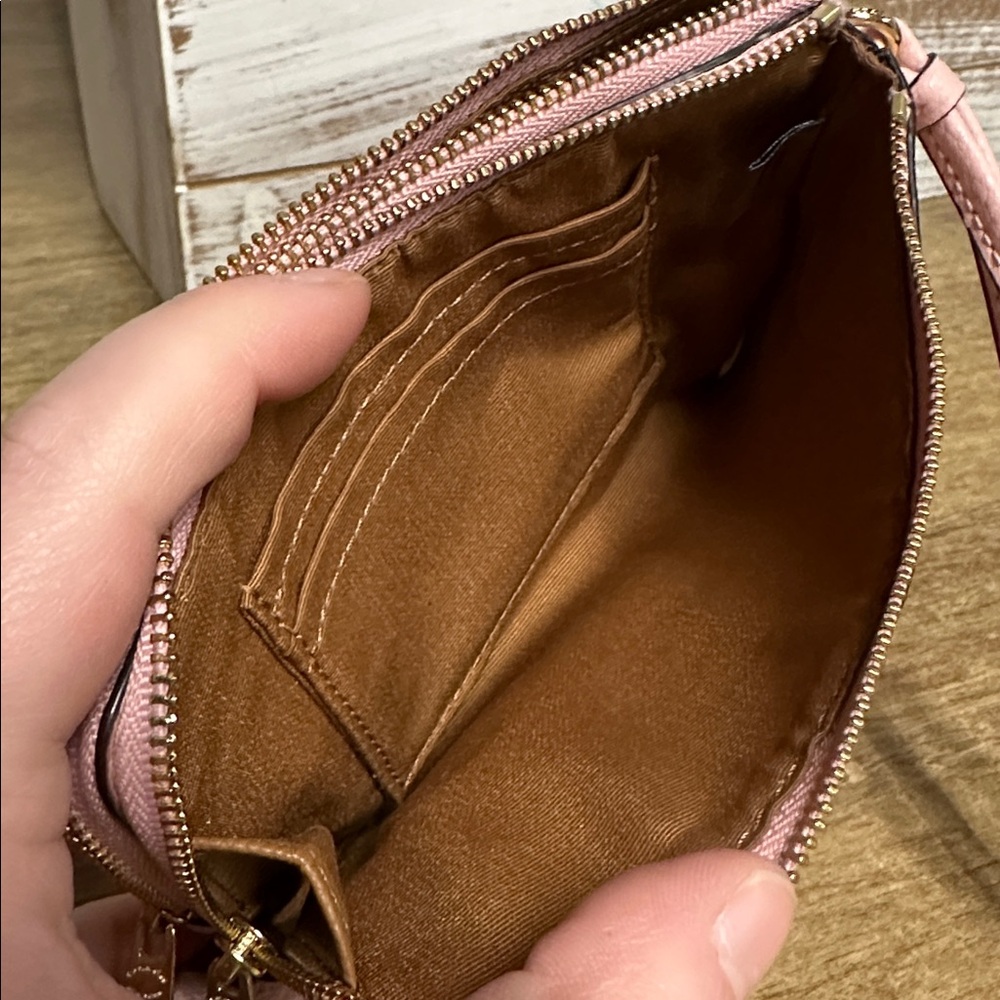 Coach great shape double corner light pink pebbled leather dual zip wristlet - Picture 7 of 9